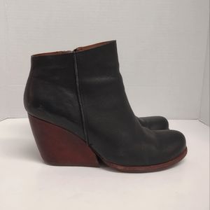 Kork-Ease Natalya Leather Ankle Boots Zippered Stacked Heel Size 8.5